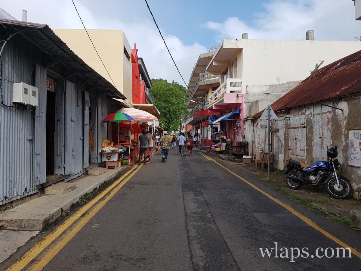 Des épiceries et boutiques le long des rues de Port Mathurin pour faire ses courses