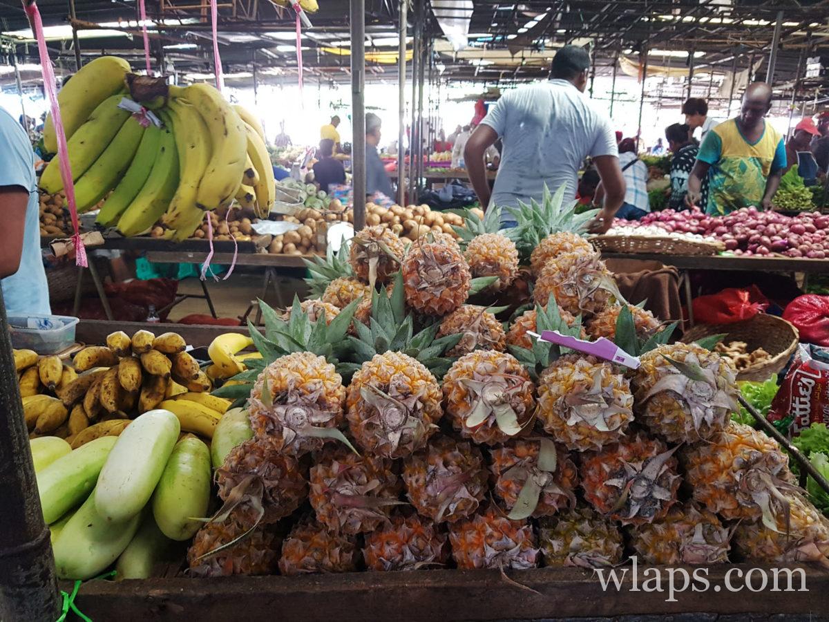 Où manger sur l'île Maurice ? au marché avec des ananas et bananes