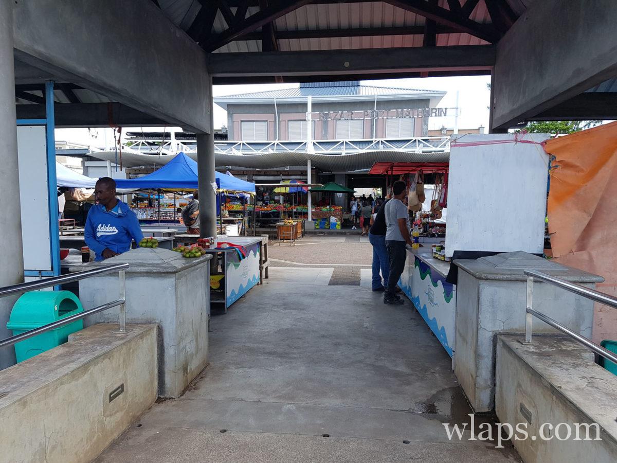 vendeurs au marché de Port Mathurin