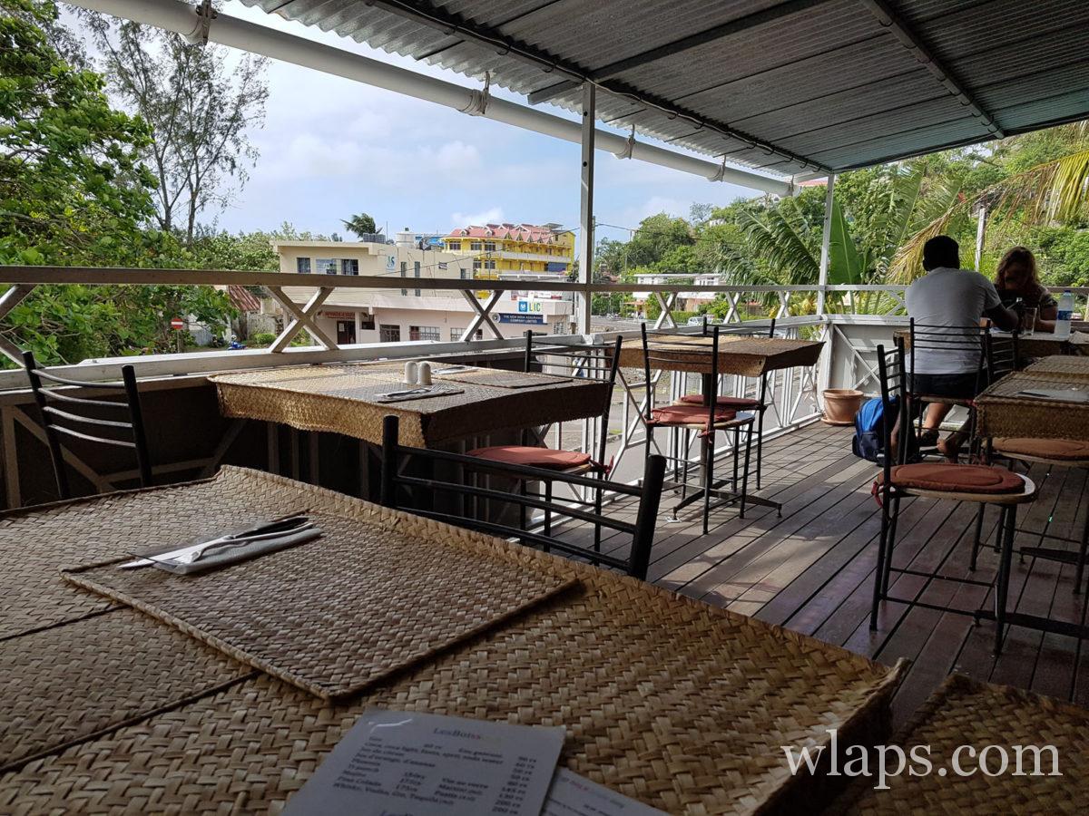 Sur la terrasse du Restaurant Aux 2 frères à l'île Rodrigues