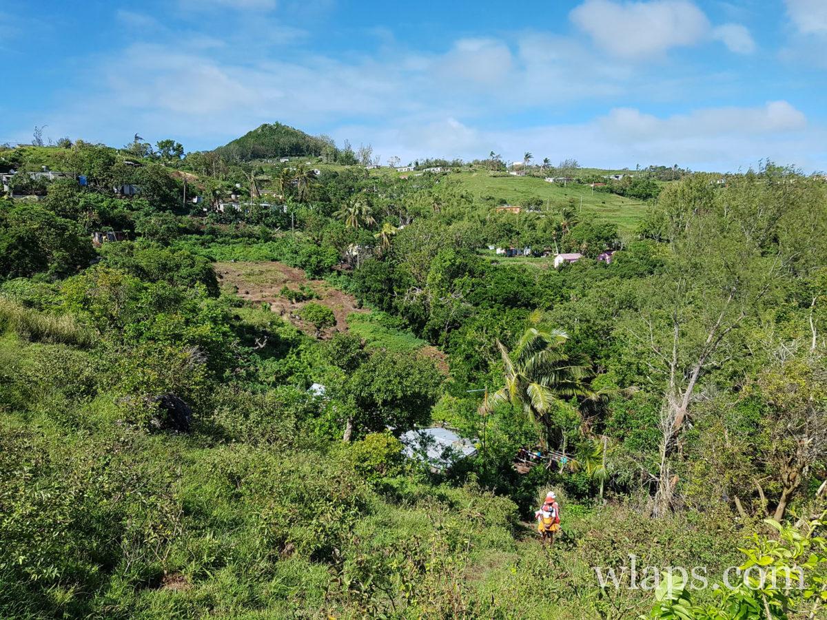 Habitantes qui descendent des hauteurs de l'île Rodrigues