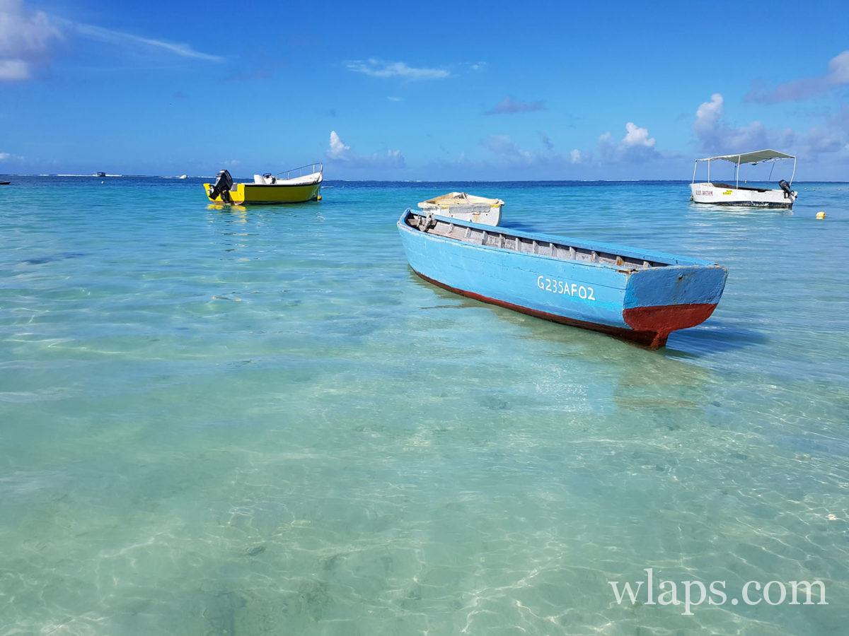 Barques à la plage de Belle Mare à l'île Maurice
