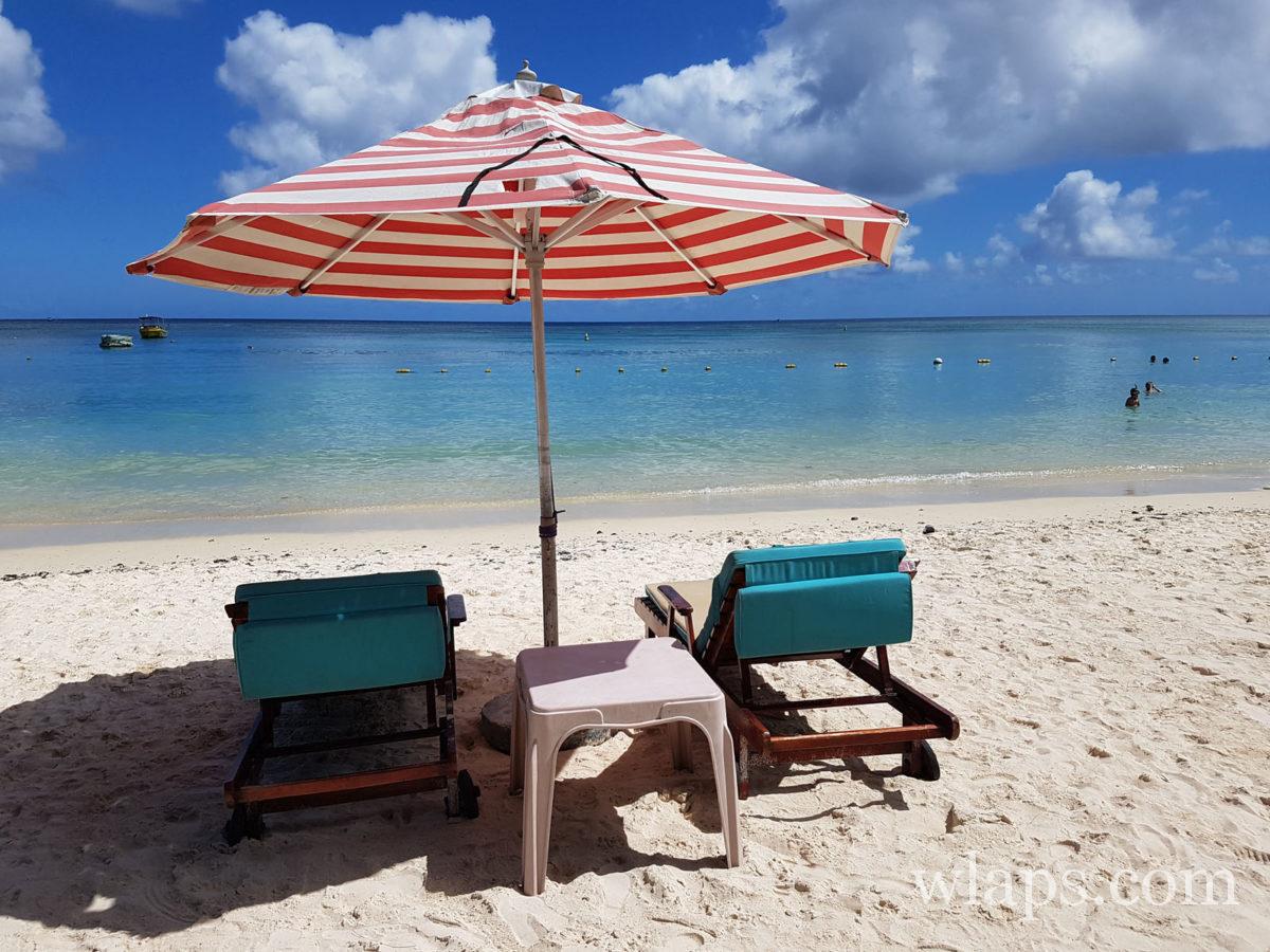 Parasol et transats à louer à Trou aux Biches