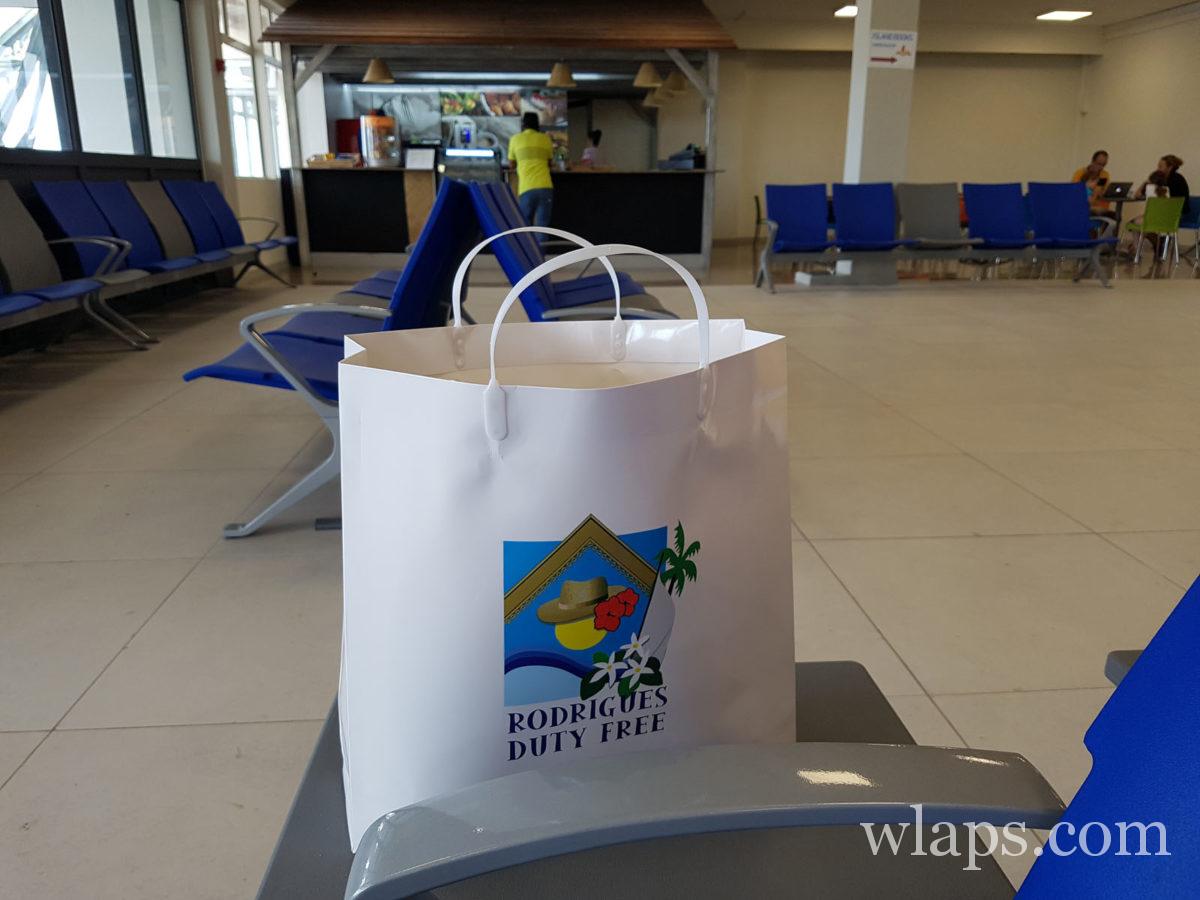 Achat de souvenirs en zone Duty Free à l'île Rodrigues