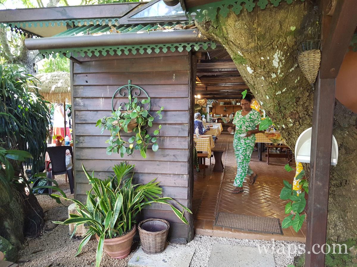 serveuse au restaurant l'Escale Créole à l'île Maurice