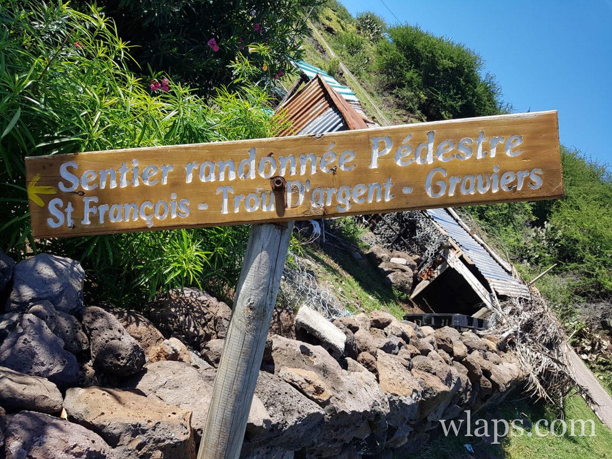 Balisage d'un sentier de randonnée à l'île Rodrigues