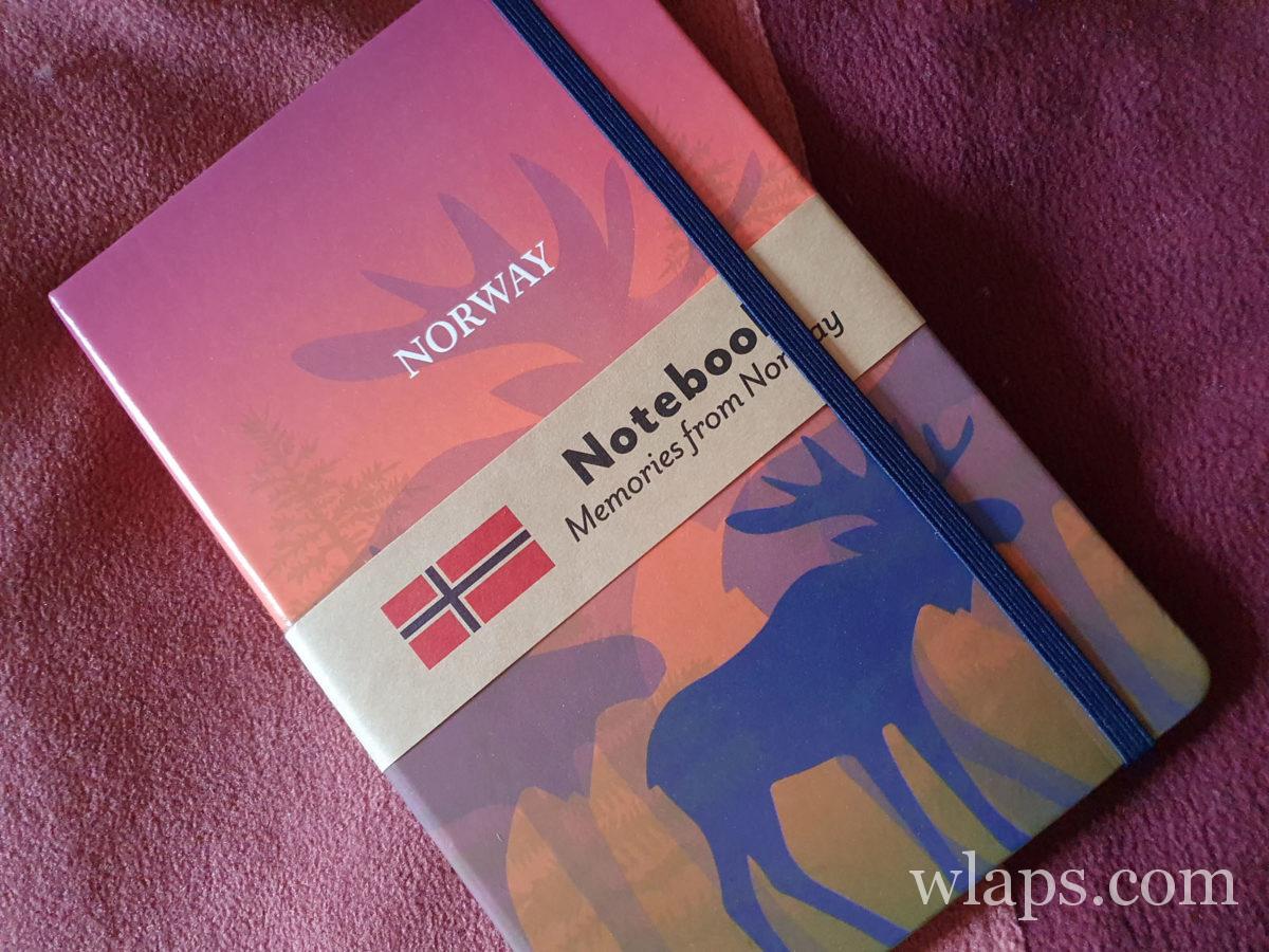 un souvenir de Norvège : un grand carnet avec des rennes dessinés