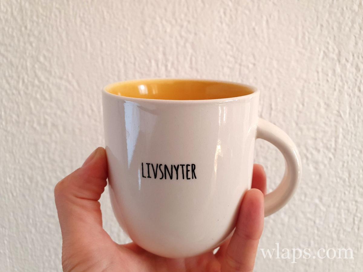 Un mug avec du texte en norvégien