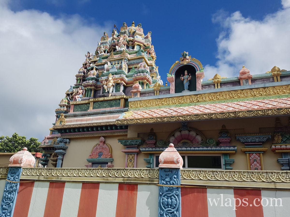 Jolies statues et couleurs de l'extérieur du temple