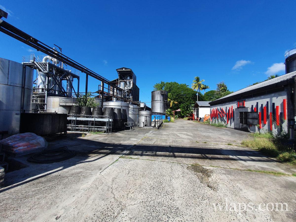 usine de la distillerie Damoiseau au Moule en Guadeloupe