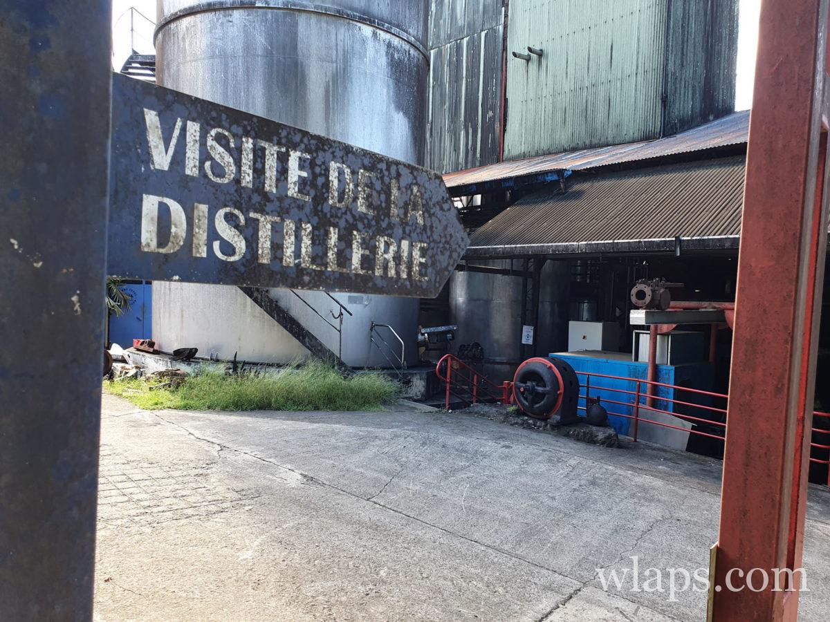 panneau de la distillerie Damoiseau au Moule en Guadeloupe