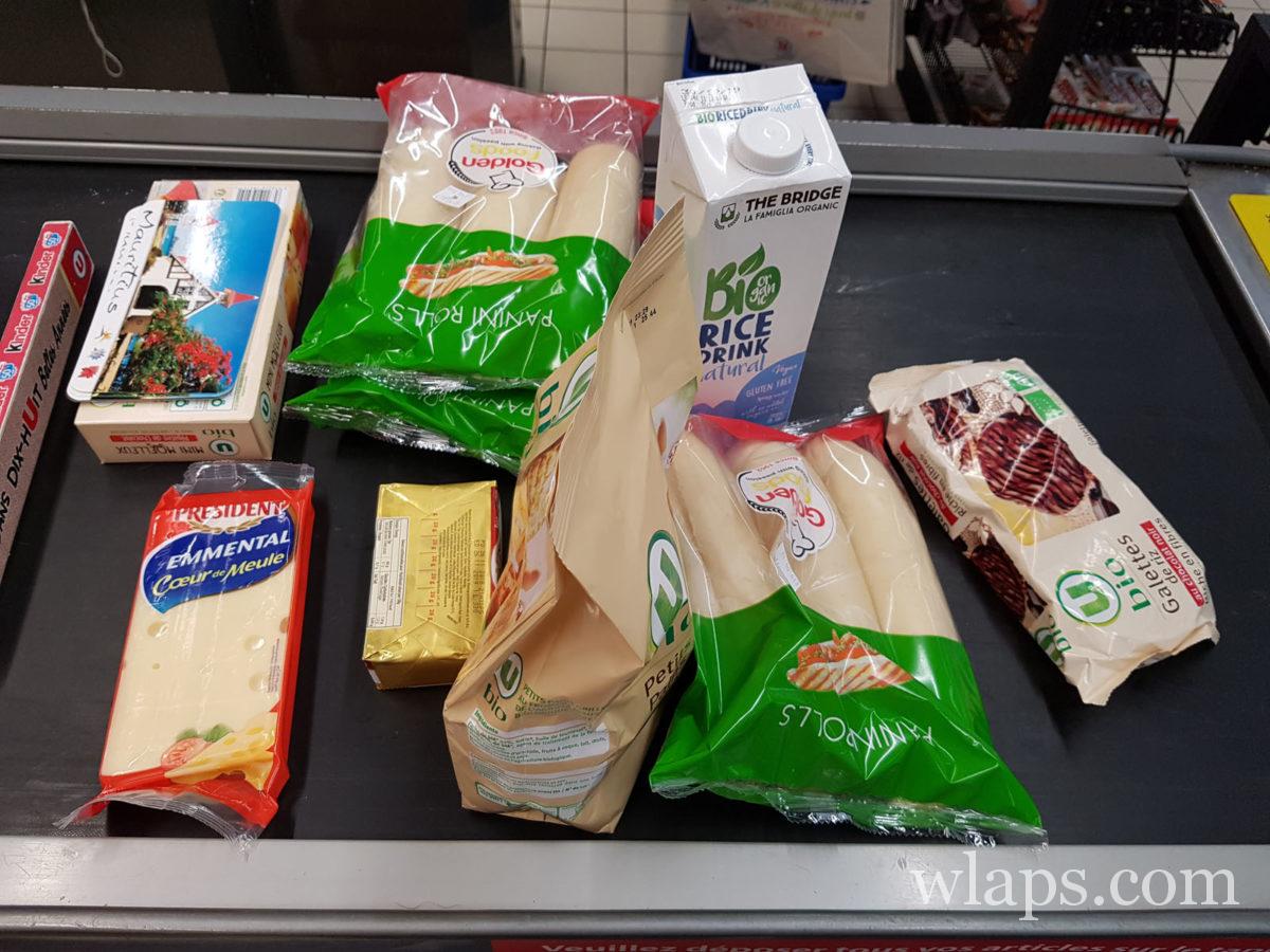 tapis de caisse pour faire ses courses au supermarché à Super U