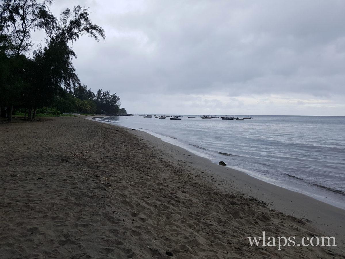 ciel gris sur la plage, une météo maussade à l'île Maurice