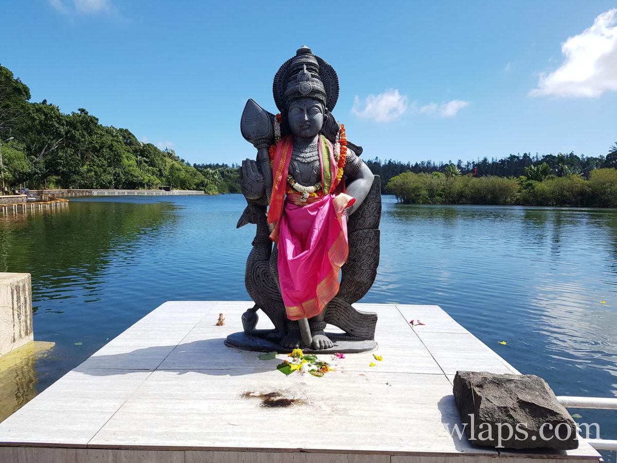 statue de dieu hindou à grand bassin