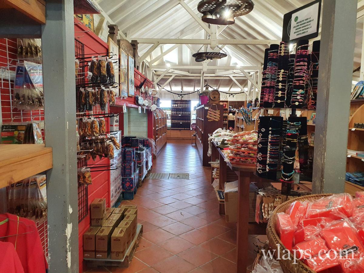 boutique de la distillerie Damoiseau au Moule en Guadeloupe