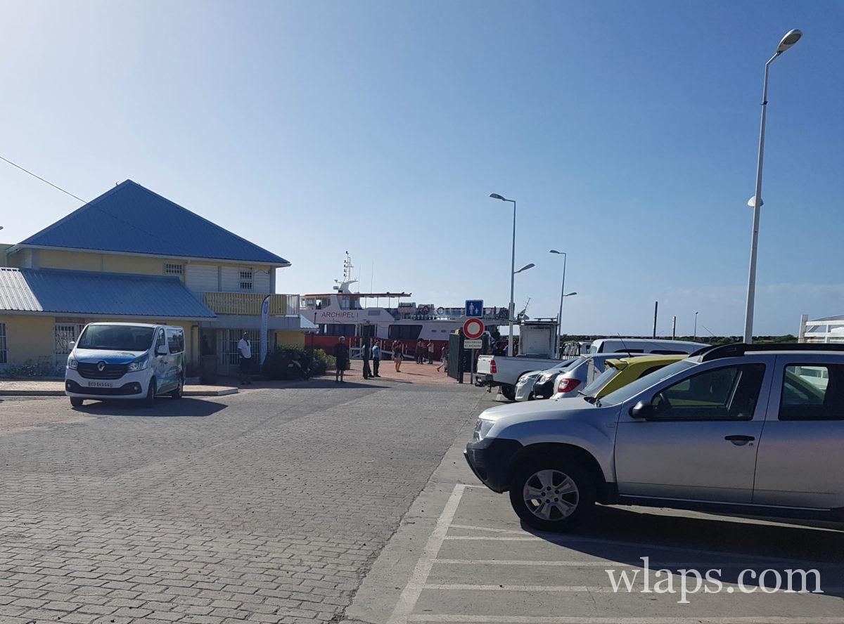 Quel loueur de voiture choisir à la Désirade ? sur le port de l'île