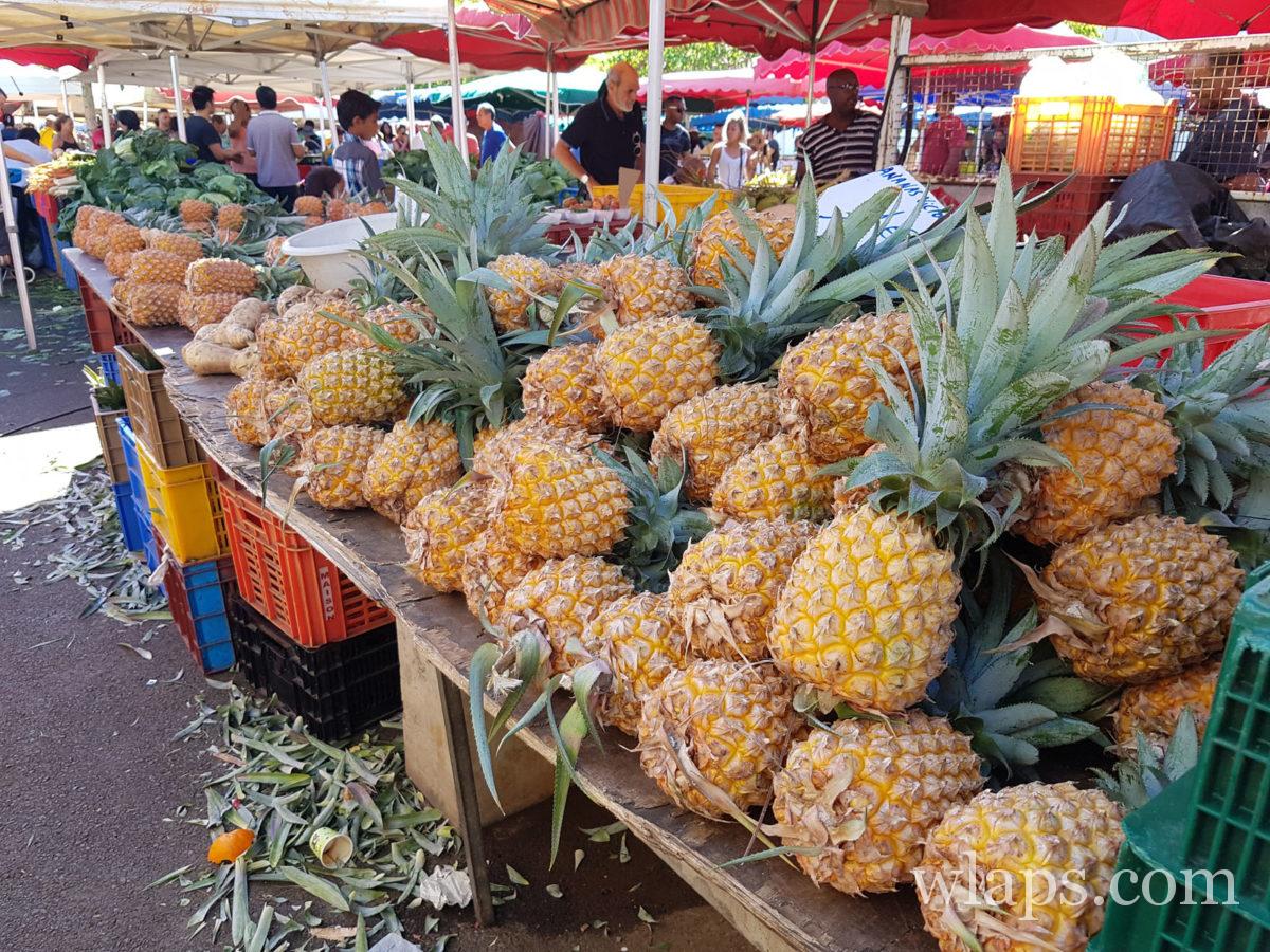 Sur un marché à la Réunion, on trouve des ananas Victoria