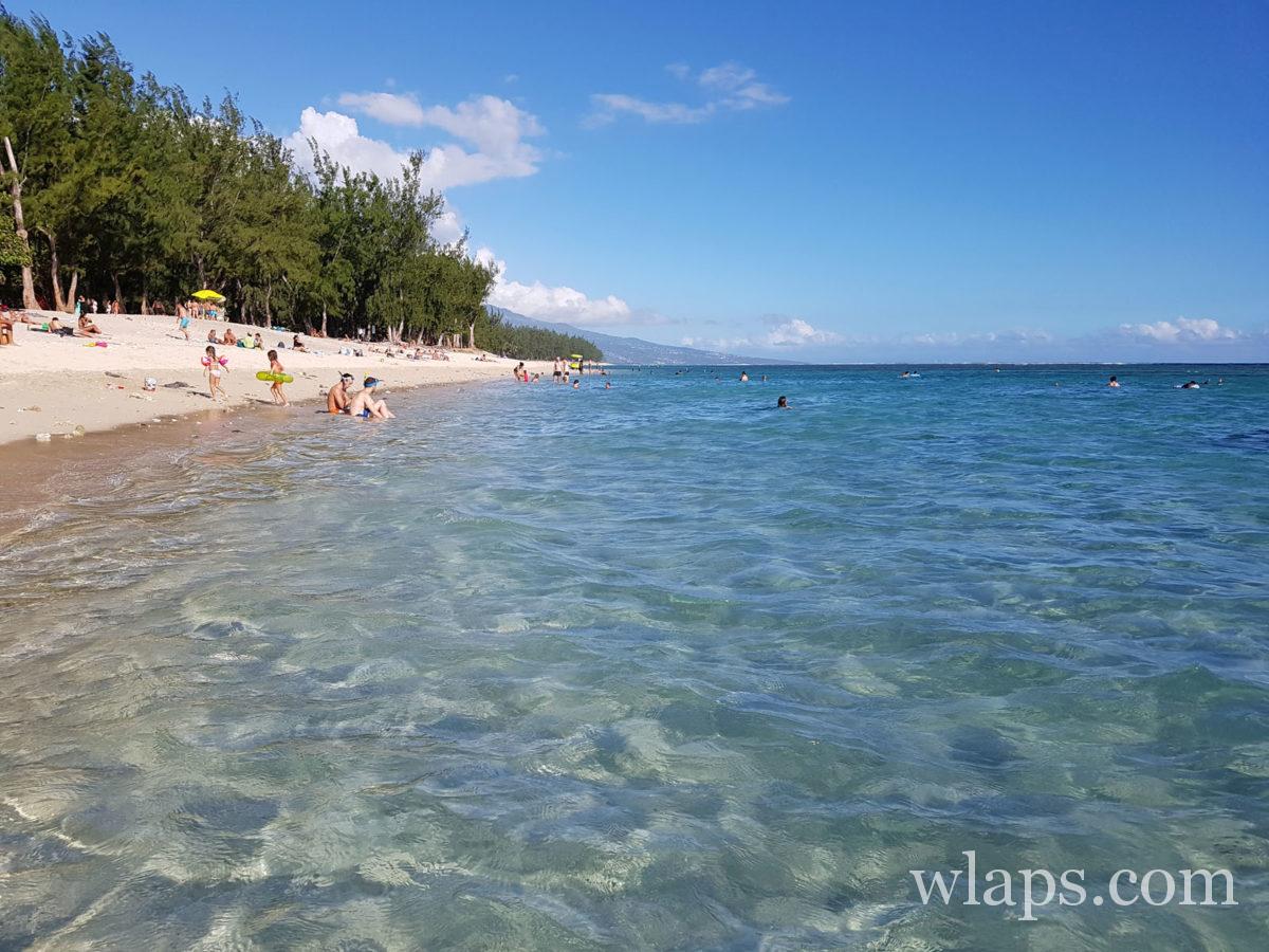 La lagon à la Réunion, bordé de filaos