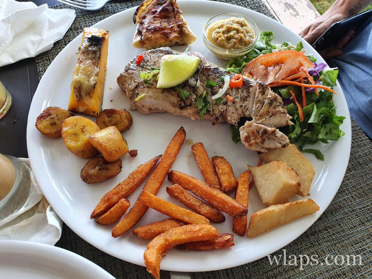 plat de poisson au restaurant à la désirade