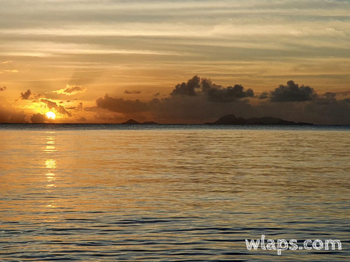 Merveilleuse vue sur les Saintes, depuis la plage de Folle Anse
