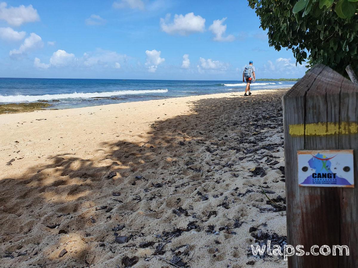 Le chemin de randonnée longe cette belle plage sauvage