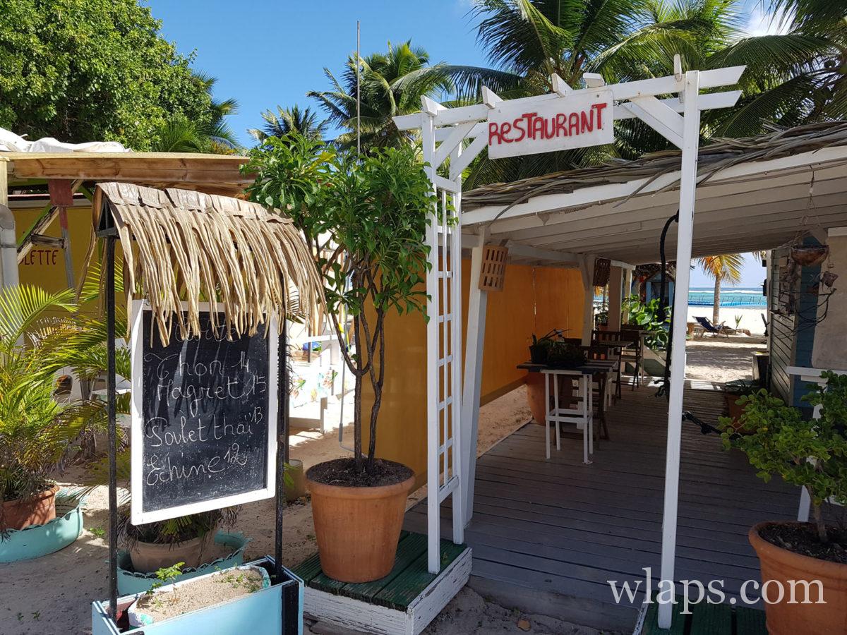 Entrée du restaurant, sur la plage de Fifi