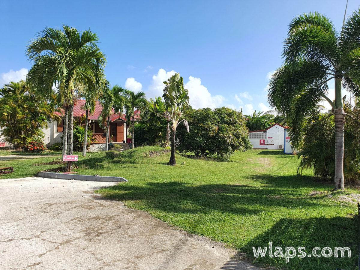 Sur la droite, on voit la boutique du rucher de l'île à Marie-Galante