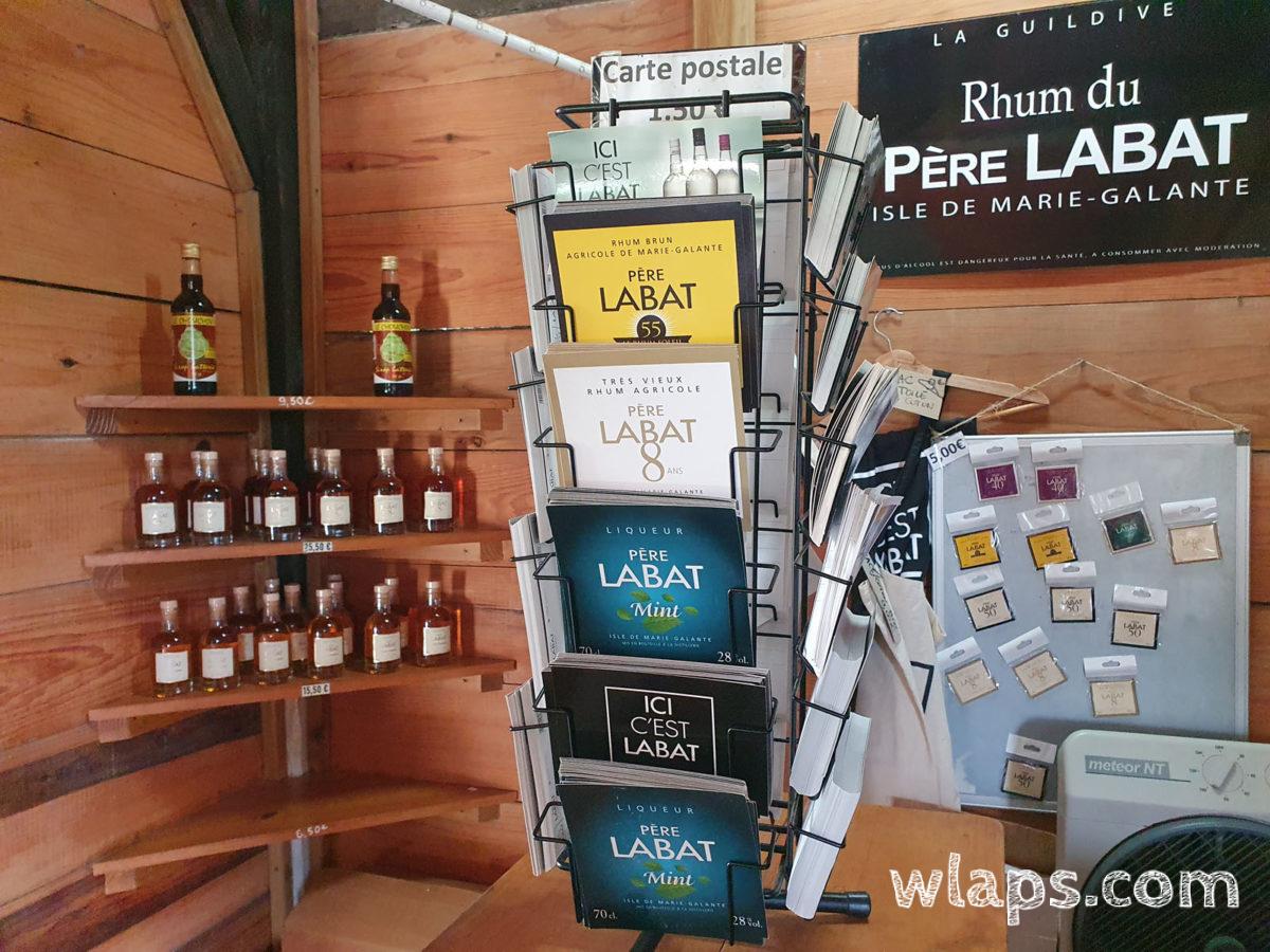 Carte postales, magnets et rhum Père Labat