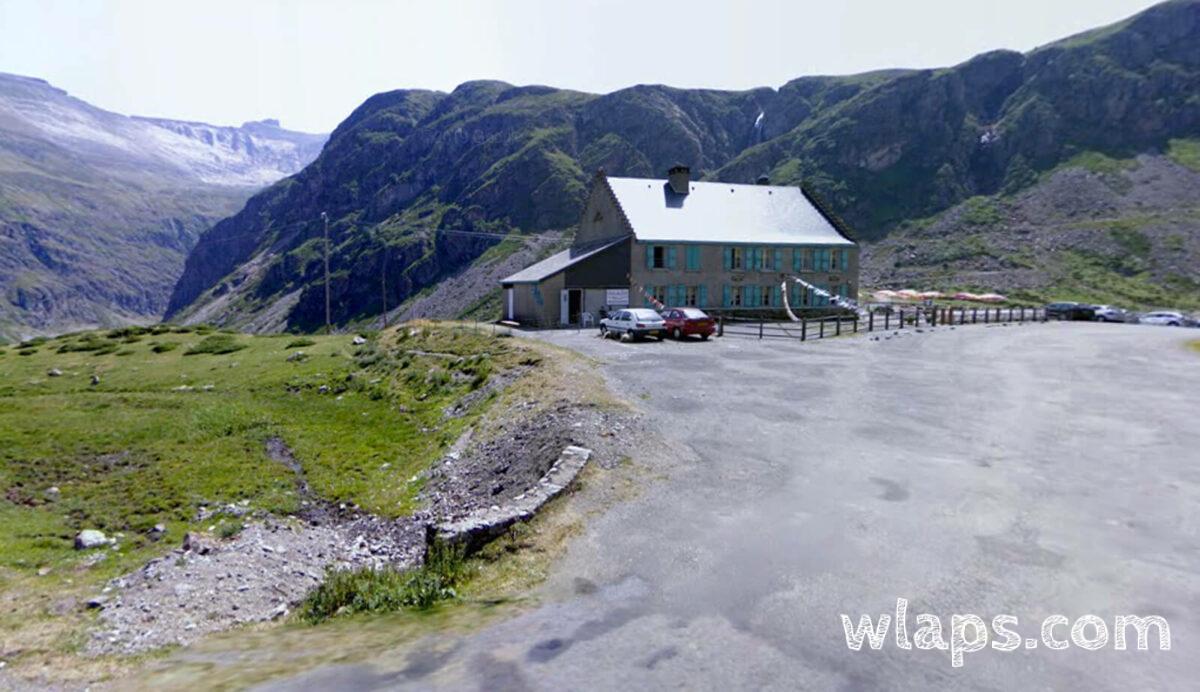Auberge du Maillet où se trouve le grand parking aménagé