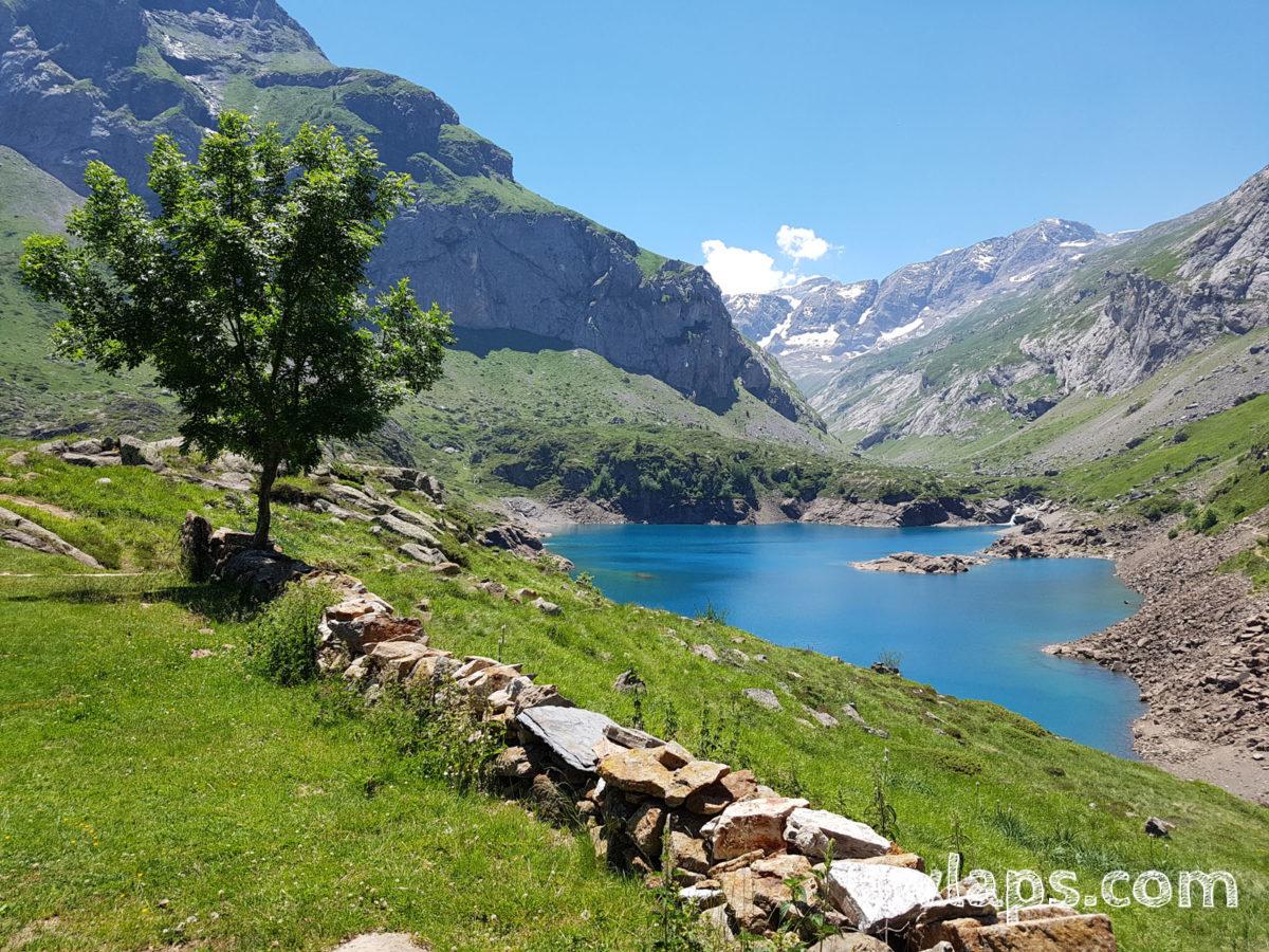 Depuis l'auberge située au-dessus du lac, la vue est la plus belle