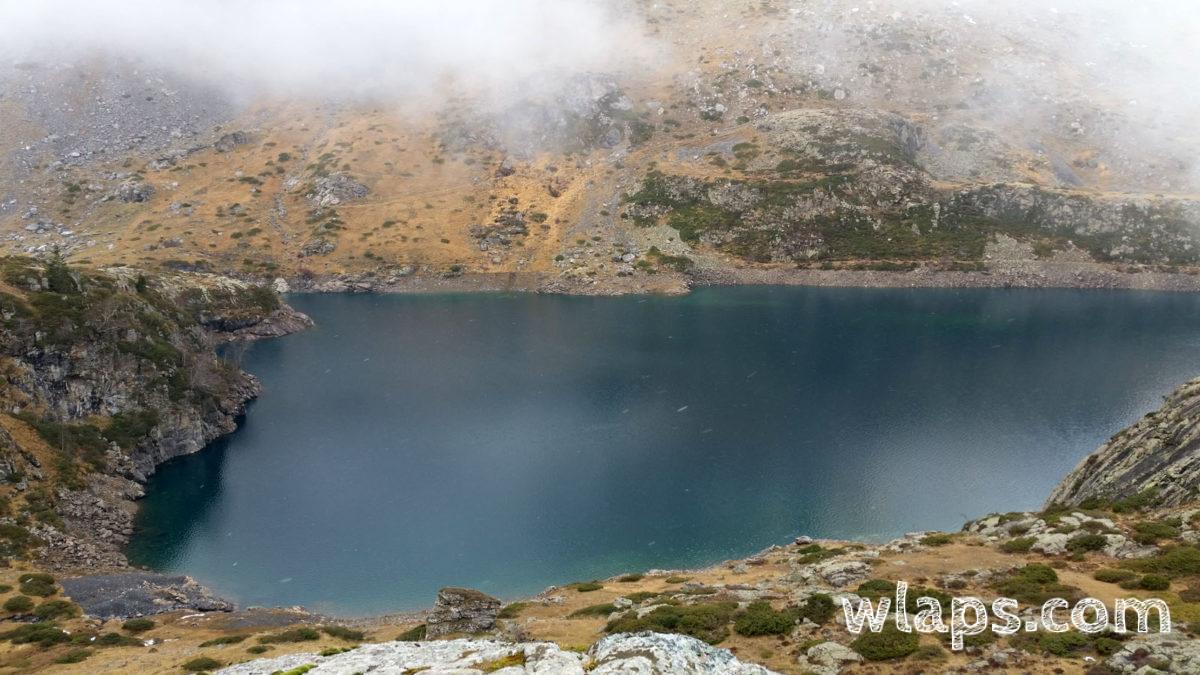Flocons de neige qui tombent sur le lac