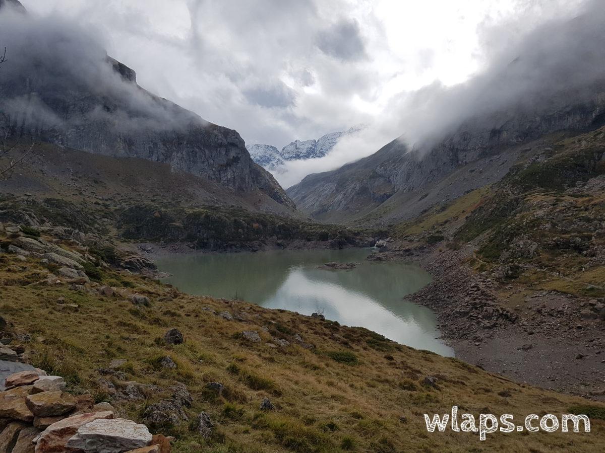 Froid matin au lac, avec un peu de neige dans le cirque d'Estaubé