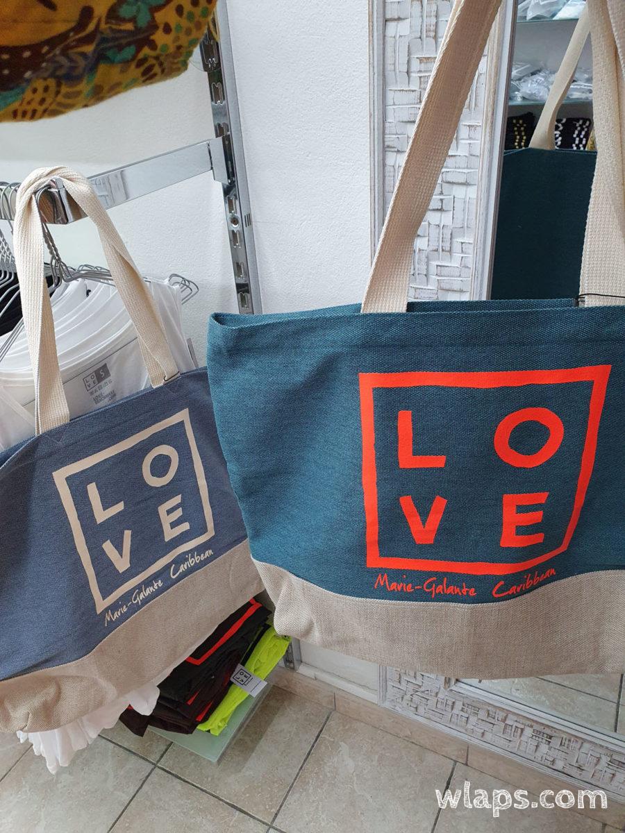 Hésitation entre deux couleurs de sacs cabas LOVE