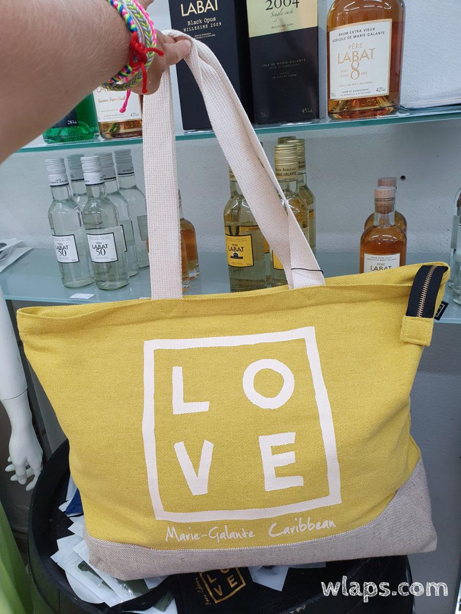 Dans la boutique LOVE de Marie-Galante, à Grand-Bourg