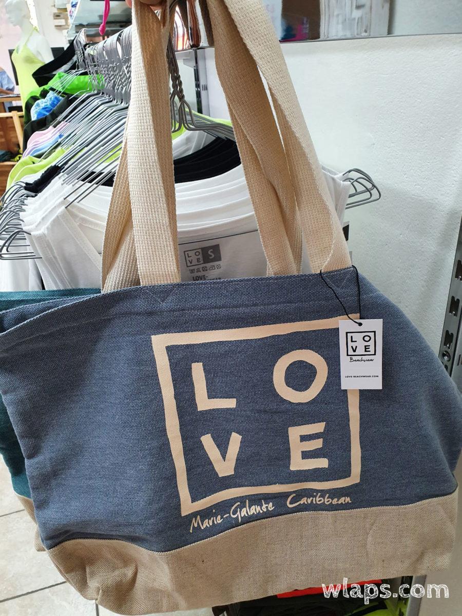 Mais c'est vrai qu'on les achèterai bien tous, pareil pour leurs vêtements LOVE