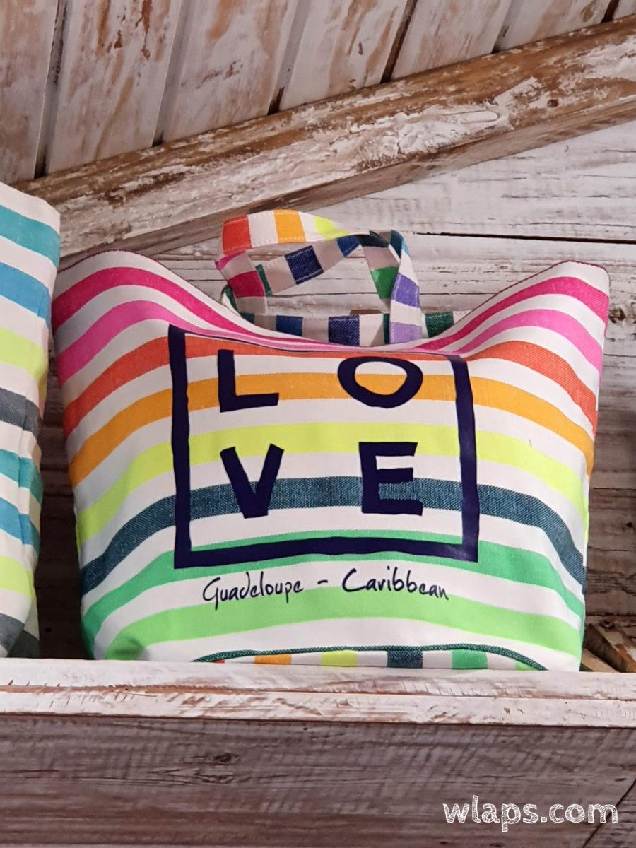 À la boutique LOVE de la Pointe des Châteaux, Saint François