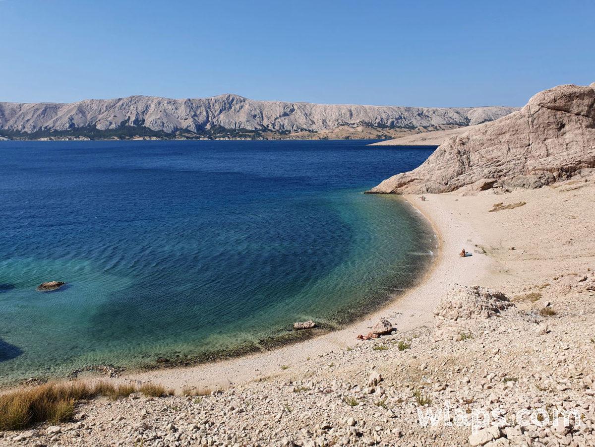 Plage de l'île de Pag, en Croatie en août