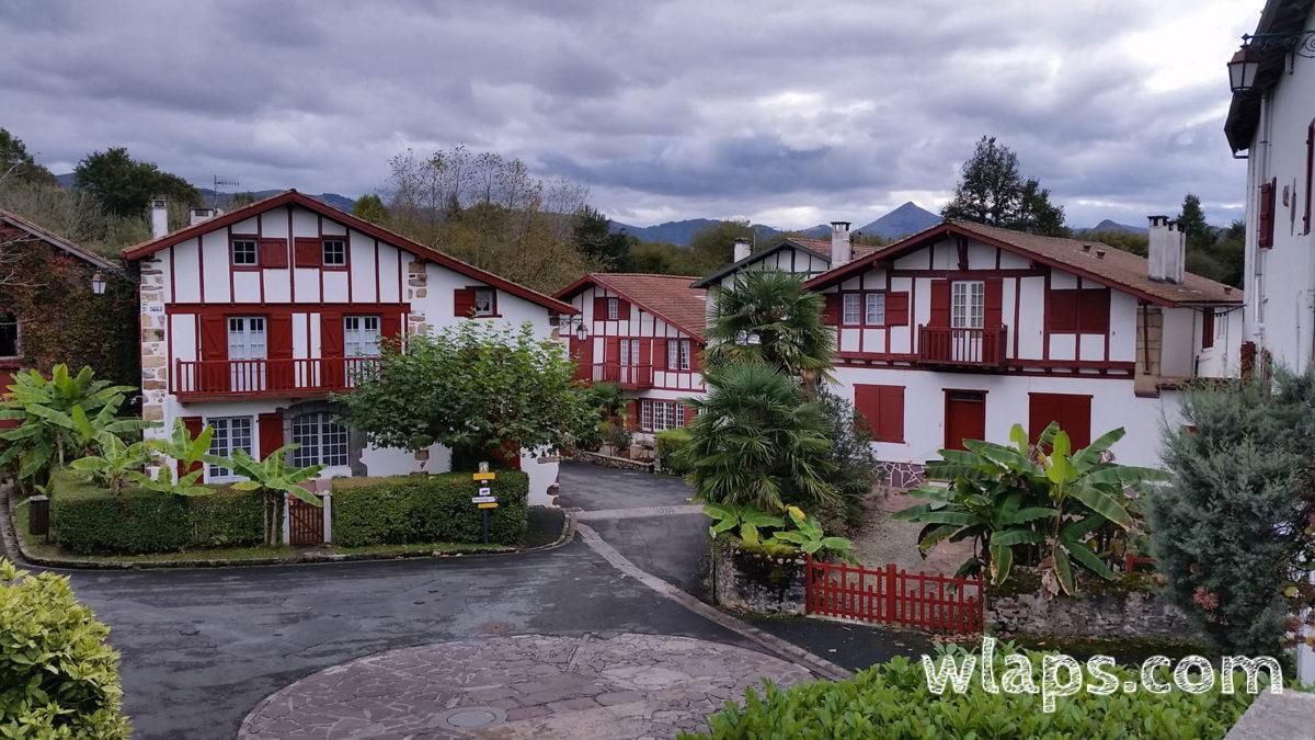 Village de Ainhoa au Pays Basque en août
