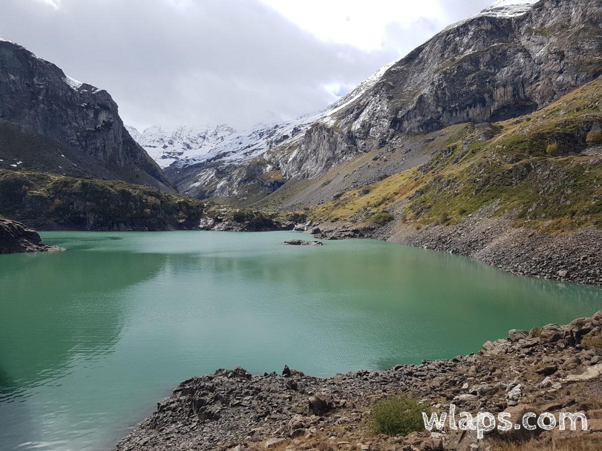 Selon les saisons le lac est soit vert, soit bleu foncé soit bleu émeraude