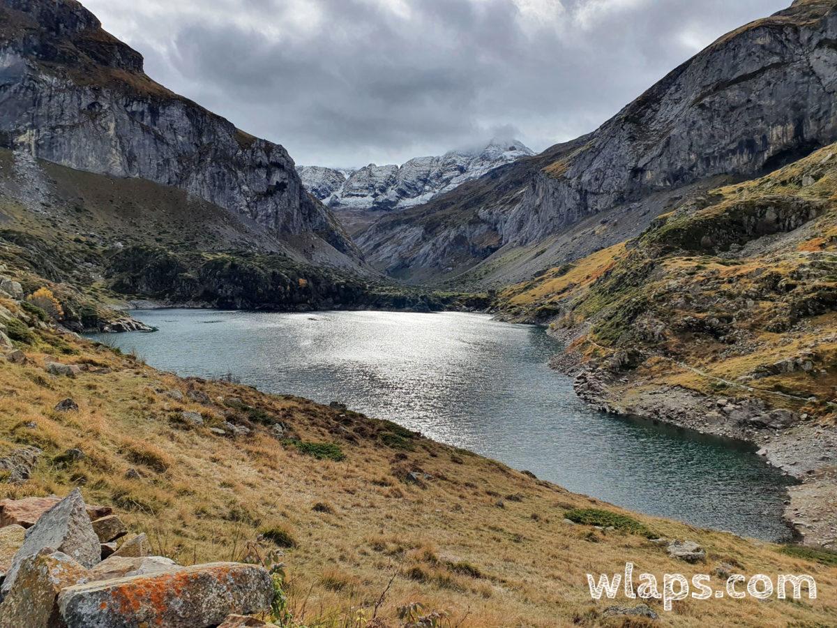 Vue depuis le sentier de randonnée sur le lac puis les parois du Cirque d'Estaubé