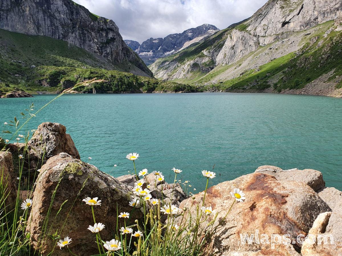 Tour du lac des Gloriettes, détente en bordure du lac