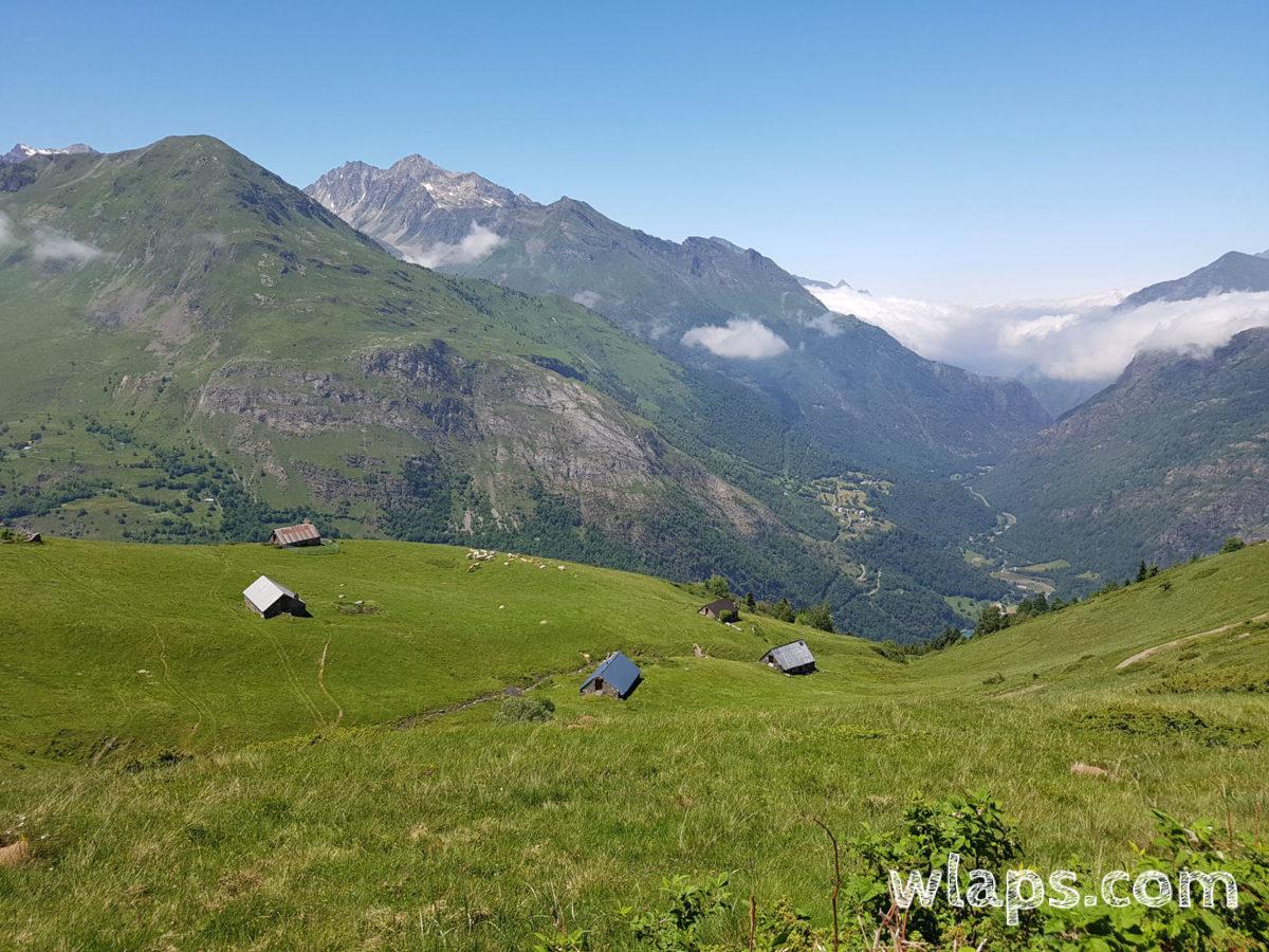 Granges pastorales en contrebas du sentier de randonnée