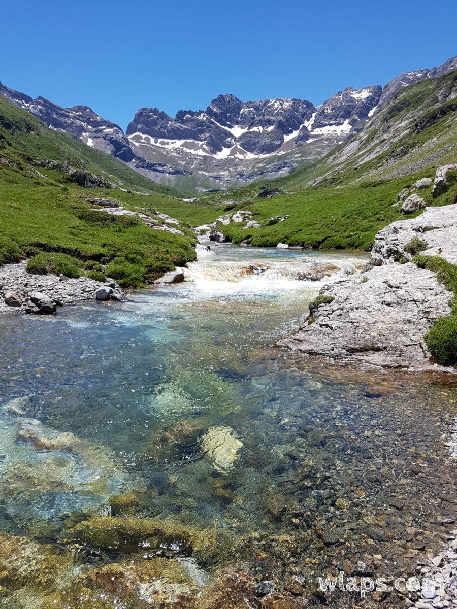 Ruisseau cristallin dans le Cirque d'Estaubé