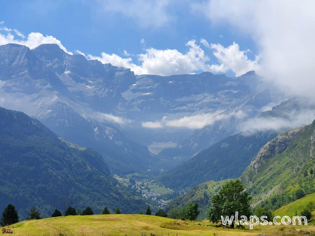 Vue depuis le bout du plateau de Saugué, avec le village de Gavarnie en bas et le Casque du Marboré à droite