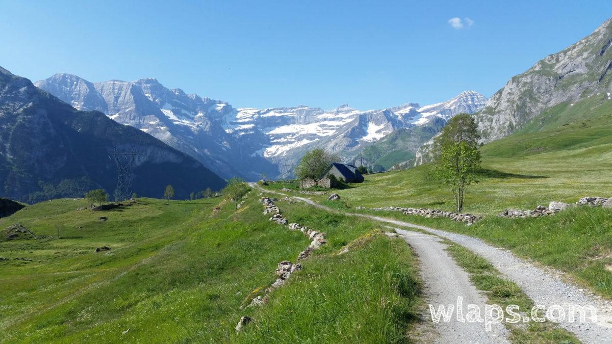 La piste qui va vers le bout du plateau et le cirque