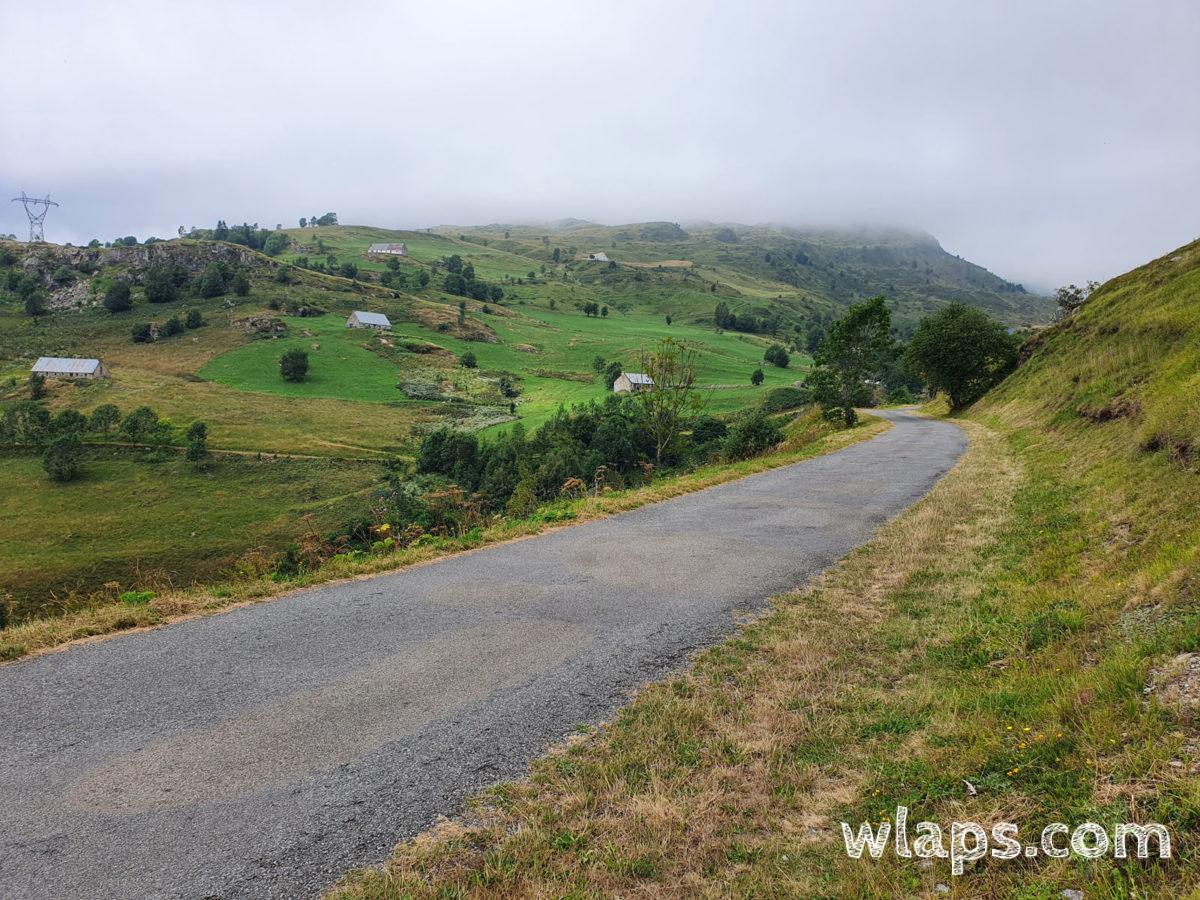 La route qui mène au plateau et aux granges que l'on voit déjà