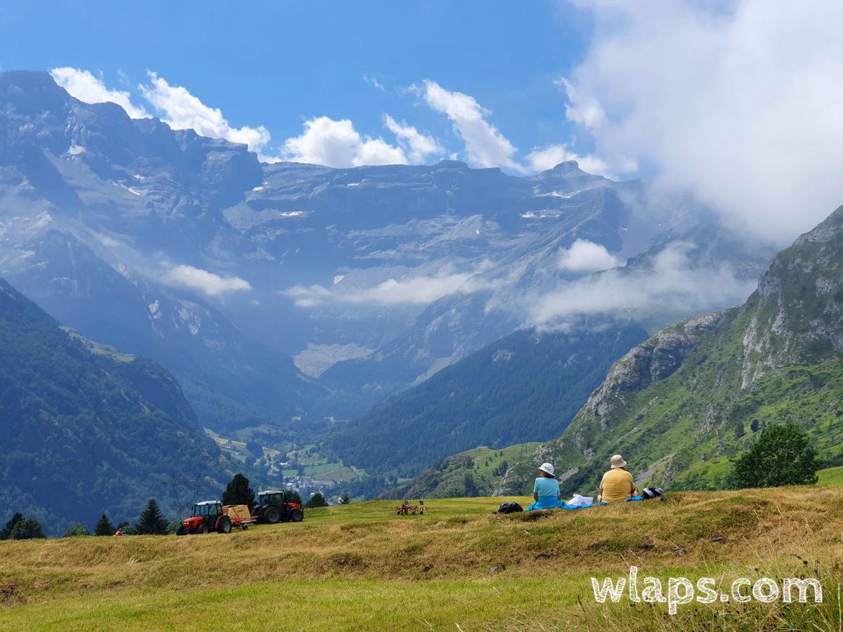 Au bout du chemin de randonnée du plateau de Saugué on a vue sur le Cirque de Gavarnie et le village de Gavarnie