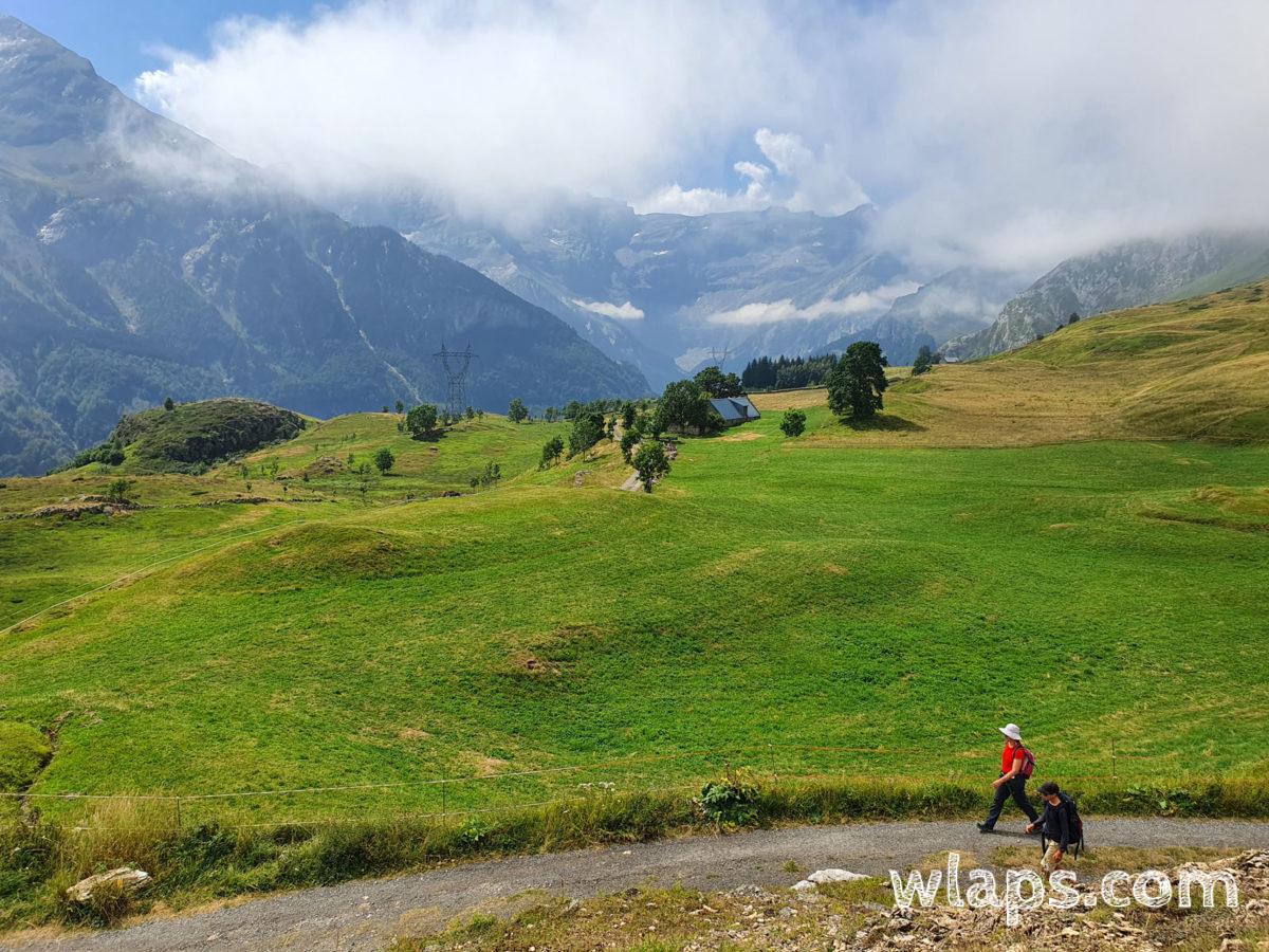 Randonneurs sur le chemin qui revient du Col du Pourteillou