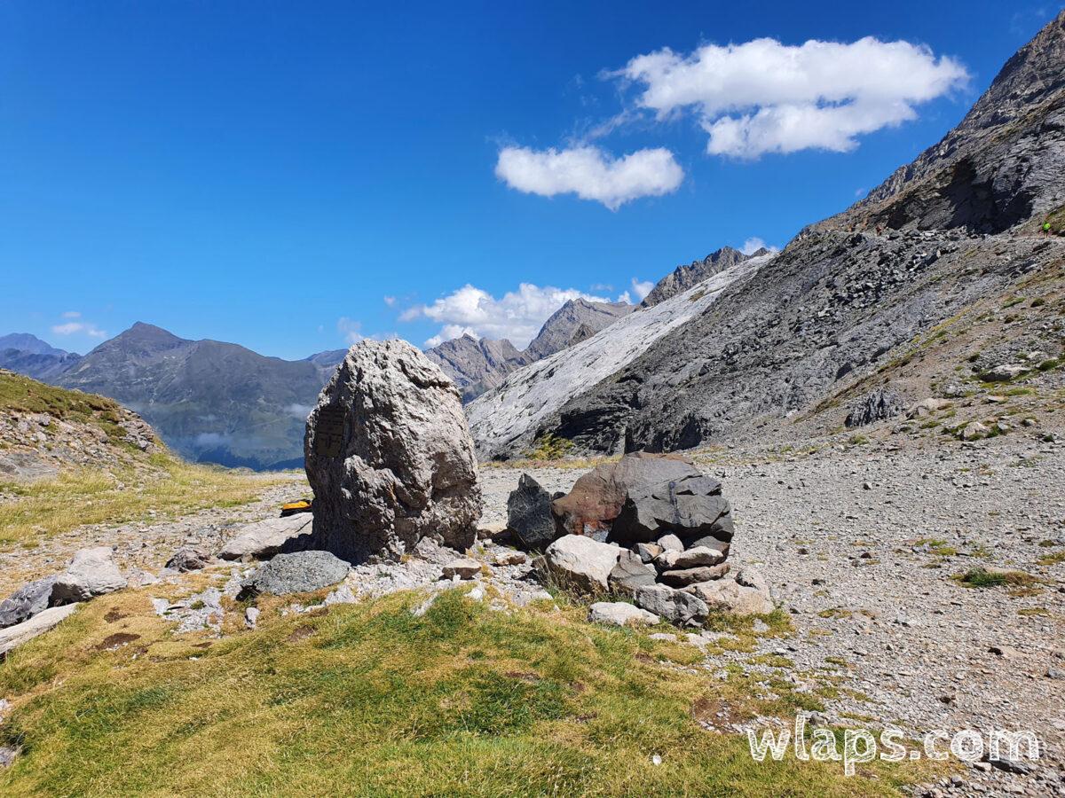 À droite le chemin qui monte vers la Brèche de Roland