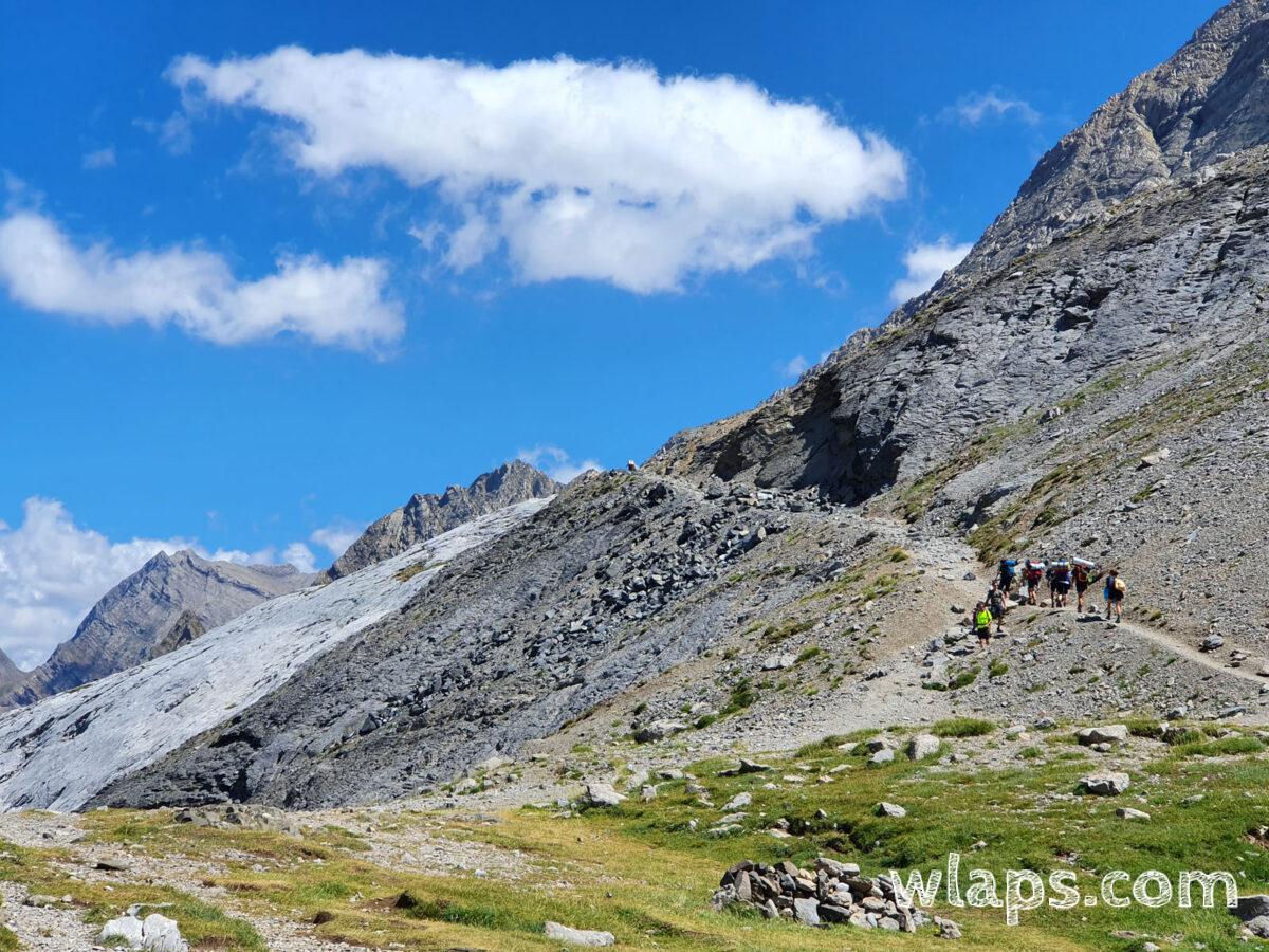 Chemin de randonnée qui part vers la Brèche de Roland